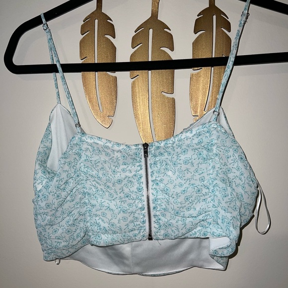 Crop blue floral tank with adjustable straps. - Picture 2 of 4